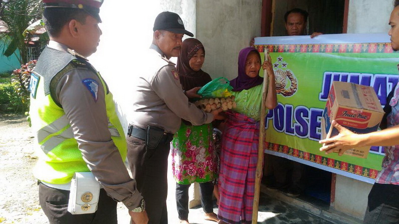 Polsek Perhentian Raja Bantu Janda Lansia Miskin